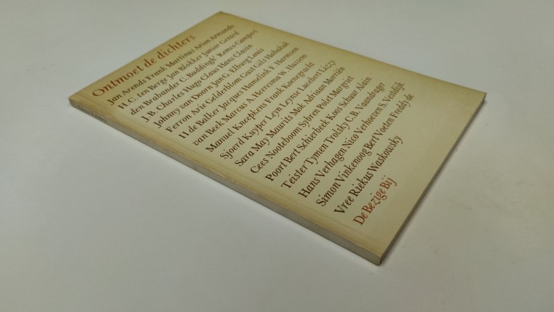 Tweedehands boek: Ontmoet de dichters van auteur Diverse auteurs - In redelijke staat. Nederlandstalige paperback. Kaft en pagina’s verkleurd, duidelijke ouderdomssporen, verder compleet en leesbaar.