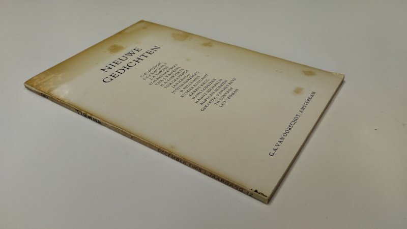 Tweedehands boek: Nieuwe gedichten (Tirade nr 142) van auteur Diverse auteurs - In redelijke staat. Nederlandstalige paperback/tijdschrift. Kaft en pagina’s verkleurd met ouderdomsvlekjes (foxing), lichte slijtage aan randen en rug, verder compleet.