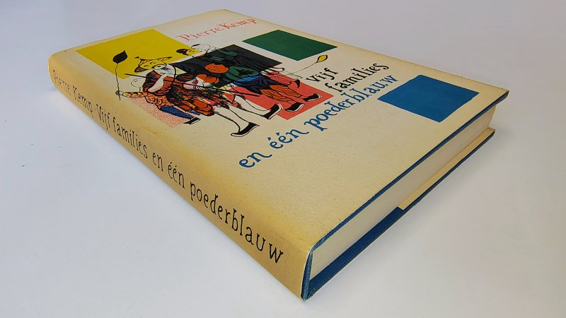 Tweedehands boek: Vijf families en één poederblauw van auteur Pierre Kemp - Hardcover met verkleurde stofomslag. Schutbladen verkleurd. Ex-libris stempel voorin, verder netjes en onbeschreven.
