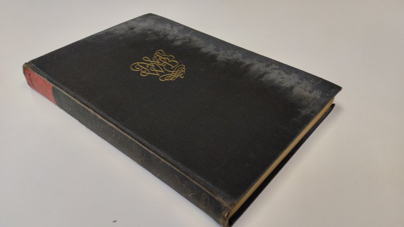 Tweedehands boek: Verzamelde gedichten van auteur J.W.F. Werumeus Buning - In redelijke staat. Nederlandstalige hardcover zonder stofomslag. Kaft verkleurd en met slijtage, rug en hoeken gebruikt, pagina’s licht verkleurd maar stevig en compleet.