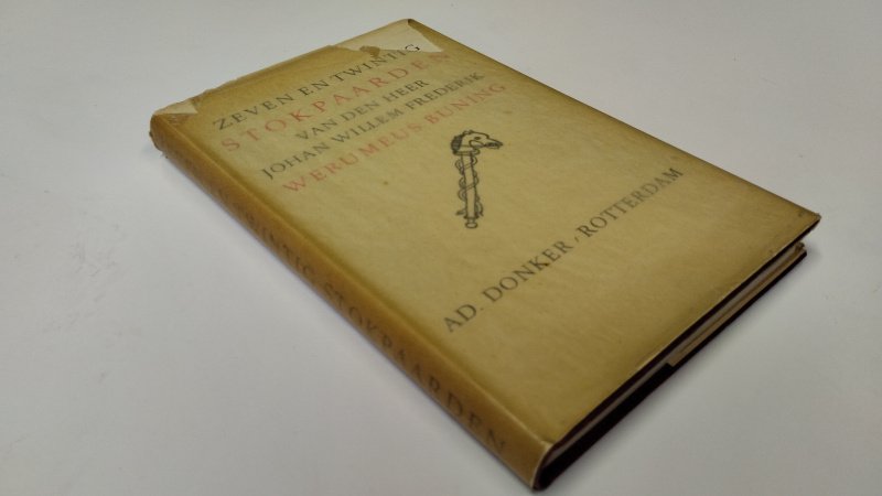 Tweedehands boek: Zeven en twintig stokpaardjes van auteur J.W.F. Werumeus Buning - In goede staat. Nederlandstalige hardcover zonder stofomslag. Kaft licht verkleurd en met lichte gebruikssporen, pagina’s licht verkleurd maar netjes en goed leesbaar. Verkleuring op schutblad