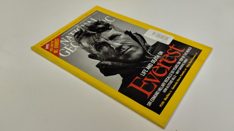 Tweedehands boek: National Geographic – Everest (Life and Death on Everest / Sir Edmund Hillary special) van auteur Diverse auteurs - In goede staat. Engelstalige softcover (tijdschrift). Lichte gebruikssporen aan de kaft en kleine sticker op de voorzijde, pagina’s netjes en goed leesbaar.
