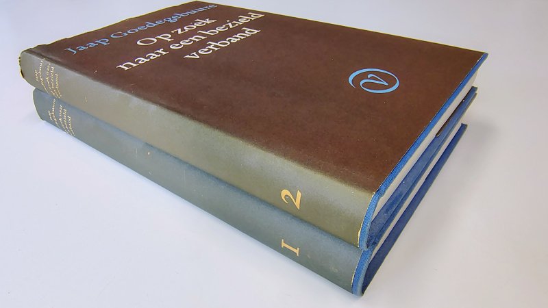 Tweedehands boek: Op zoek naar een bezield verband van auteur Jaap Goedegebuure - Hardcovers met stofomslag. Omslag rug verkleurd, lichte gebruikerssporen randen. Schutbladen verkleurd en roestvlekken op de snedes. Verder onbeschreven en netjes.