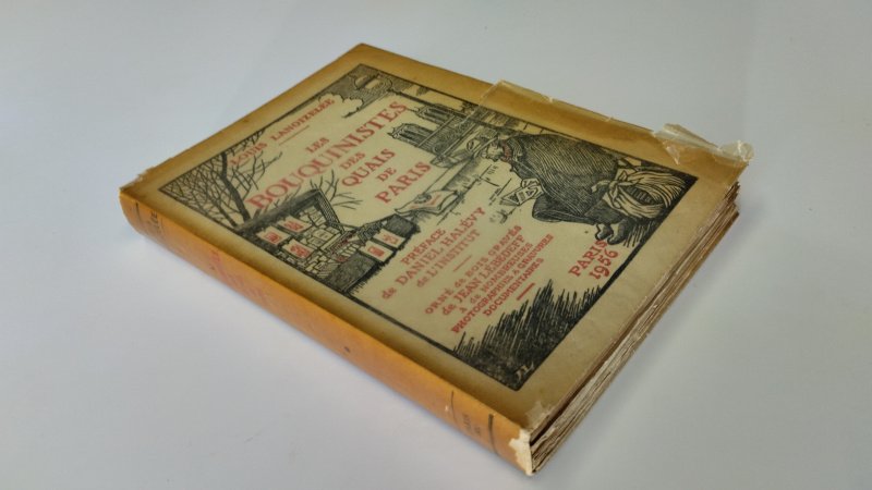Tweedehands boek: Les Bouquinistes des quais de Paris van auteur Louis Lanoizelée - In goede staat. Franstalige softcover. Voorzien van een transparante kaftbeschermer (niet origineel). Kaft licht verkleurd en gebruikssporen, maar goed beschermd. Pagina’s verkleurd door leeftijd, verder netjes en goed leesbaar.  3000 exemplaren  sur Velin constituant