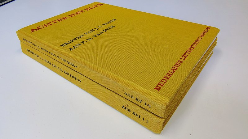 Tweedehands boek: J.C. Bloem - Brieven aan P.N. van Eyck, Deel I & II - Achter het Boek van auteur Inleiding: G.J. Dorleijn en A.L. Sötemann - 2 linnen hardcovers. Kaft verkleurd en lichte vlekken. Deel II heeft een ronde beschadiging net boven de titel. Beide naam, kleine aantekening en ex-libris voorin, verder onbeschreven en netjes.
