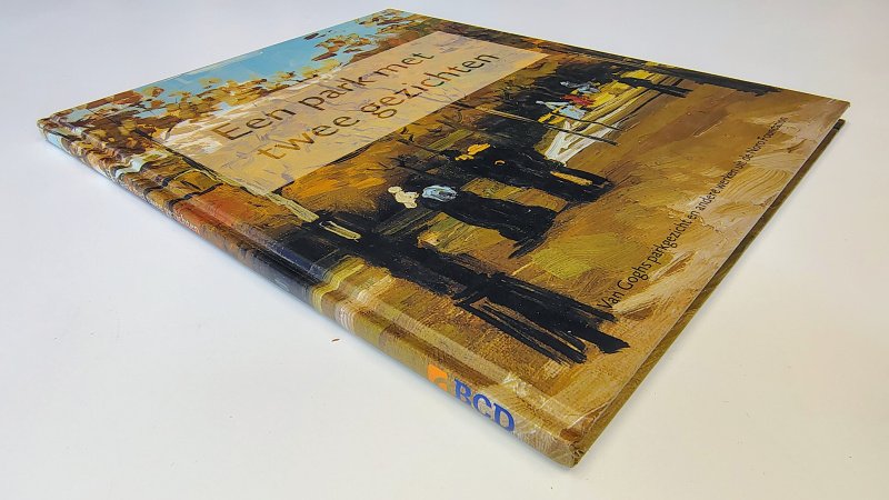 Tweedehands boek: Een park met twee gezichten van auteur voorwoord John Leighton - Hardcover, minimale gebruikerssporen puntjes kaft en lichte verkleuring van de witte bladzijdes. Verder onbeschreven en netjes.