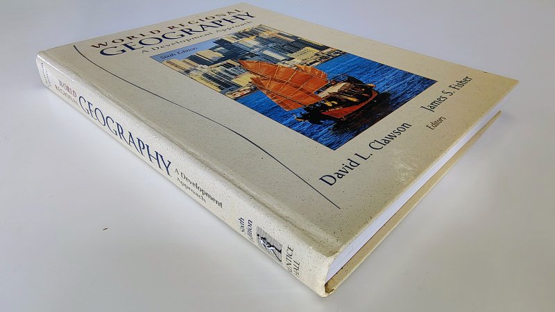 Tweedehands boek: World Regional Geography van auteur David Leslie Clawson, James Samuel Fisher - Engelstalige hardcover. Lichte verkleuring witte bladzijdes, typex voorin, verder onbeschreven en netjes.