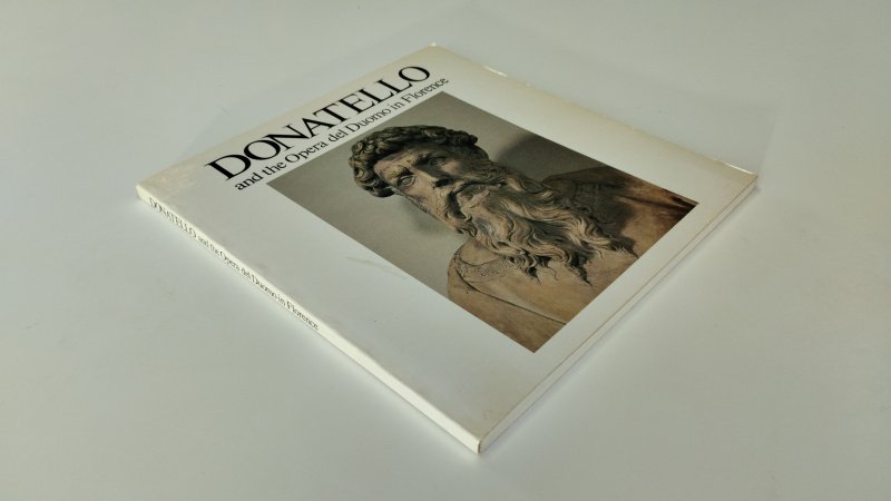 Tweedehands boek: Donatello and the Opera del Duomo in Florence van auteur Enzo Settesoldi - In goede staat. Engelstalige paperback. Kaft lichte gebruikssporen en lichte verkleuring, stempel “8000” aanwezig. Pagina’s netjes en compleet.