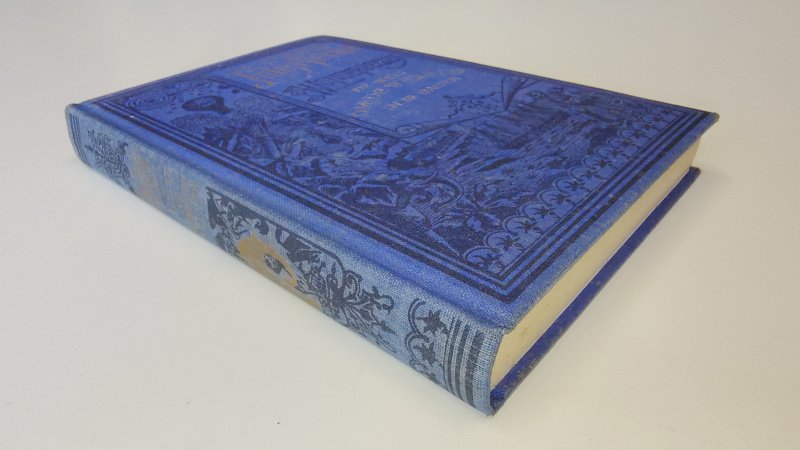 Tweedehands boek: De reis om de wereld in 80 dagen van auteur Jules Verne - Linnen hardcover met goud opdruk. Rug licht verkleurd en wat kleine vlekjes op de kaft. Roestvlekken op de schutbladen, ex-libris voorin, verder onbeschreven en netjes.