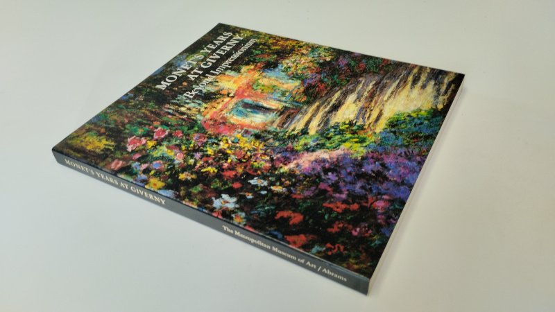 Tweedehands boek: Monet's years at Giverny : beyond impressionism van auteur The metropolitan museum of art - In goede staat. Engelstalige paperback. Lichte gebruikssporen aan kaft, binnenwerk netjes en schoon. Vouw in achterzijde kaft. Ex Libris voorin. Krantenartikelen binnenkant kaft en schutblad geplakt.