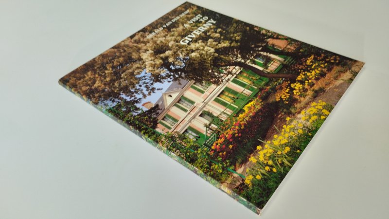Tweedehands boek: A Visit to Giverny (Claude Monet) van auteur Gérald van der Kemp - In goede staat. Engelstalige paperback. Lichte gebruikssporen aan kaft, binnenwerk netjes en schoon. Ex-Libris voorin. Wit van pagina's licht verkleurd.