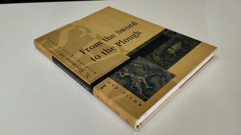 Tweedehands boek: From the Sword to the Plough van auteur Nico Roymans - In zeer goede staat. Engelstalige hardcover. Kaft en binnenwerk schoon en goed bewaard. Ex-Libris voorin.