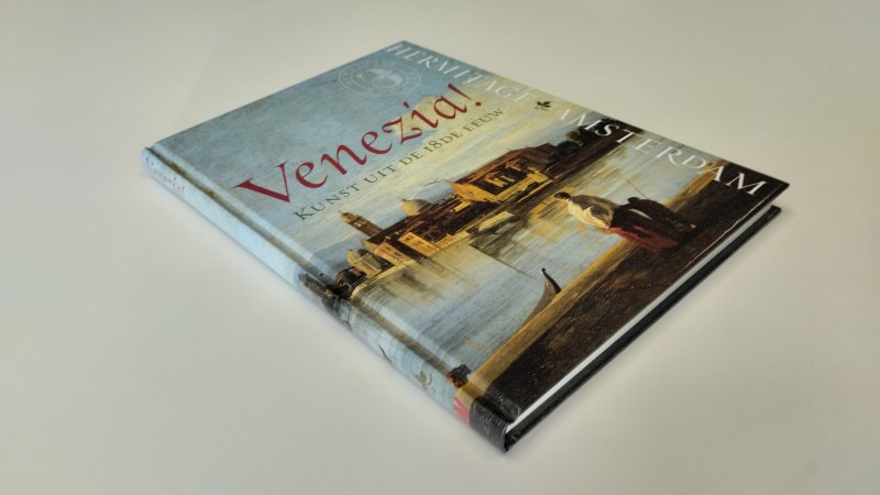 Tweedehands boek: Venezia van auteur Hermitage Amsterdam - In goede staat. Nederlandstalige hardcover. Lichte gebruikssporen aan kaft, binnenwerk netjes en schoon.