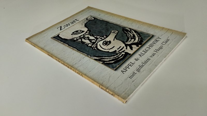 Tweedehands boek: Zwart van auteur Karel Appel / Pierre Alechinsky / Hugo Claus - In redelijke staat. Nederlandstalige paperback. Kaft met lichte gebruikssporen en lichte verkleuring langs de randen, binnenwerk compleet. Pagina's licht verkleurd. Ex-Libris voorin.