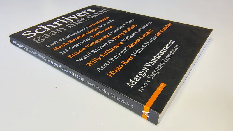 Tweedehands boek: Schrijvers gaan niet dood van auteur Margot Vanderstraeten, Stephan Vanfleteren - Paperback met flappen, ex-libris reliëf stempel voorin, lichte verkleuring witte bladzijdes.