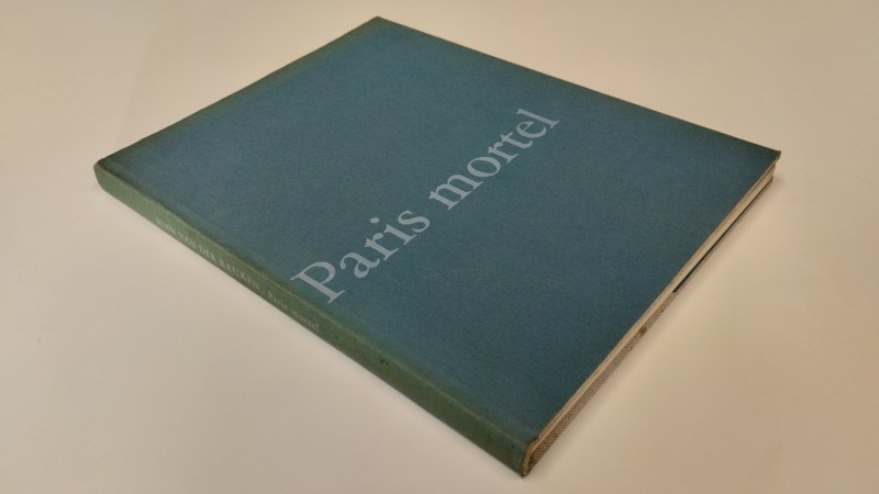 Tweedehands boek: Paris Mortel van auteur Joan van der Keuken - Zeldzame 1e druk (1963) met Japanse binding. Hardcover met stofomslag; linnen en omslag langs randen/rug verkleurd. Binding goed, lichte randverkleuring, scheurtje (1 cm) eerste pagina en ex-libris (plakker en reliëfstempel).