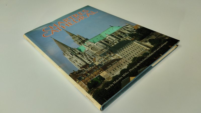 Tweedehands boek: Chartres Cathedral van auteur Malcolm B. Miller - Engelstalige Hardcover met stofomslag, Ex-Libris voorin. Kaft en pagina's licht verkleurd. In goede staat.