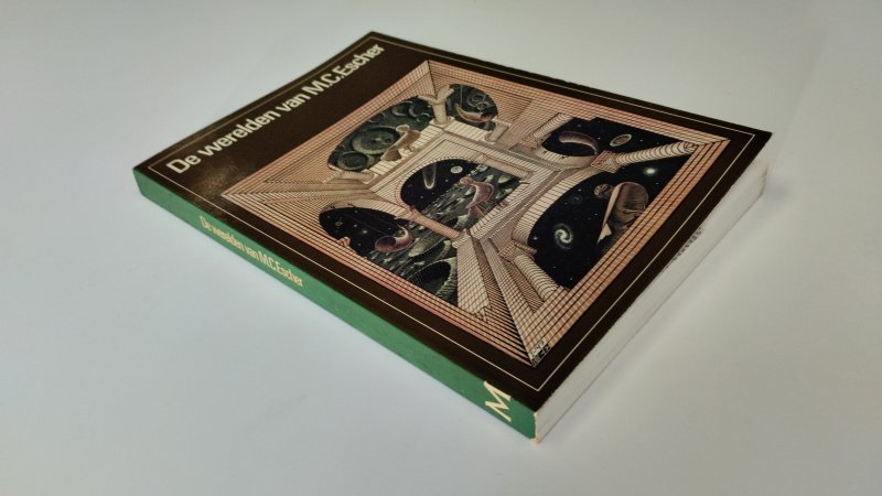Tweedehands boek: De werelden van M.C. Escher van auteur Maurits Cornelis Escher, J. L. Locher - In redelijke staat. Nederlandstalige softcover. Kaft met lichte gebruikssporen. Pagina’s vergeeld, snede met ouderdomsvlekjes (foxing). Binnenwerk verder compleet.