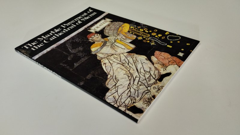 Tweedehands boek: The Marble Pavement of the Cathedral of Siena van auteur Bruno Santi - Engelstalige softcover, Ex-Libris stempel relief voorin. Pagina's verkleurd. schutblad heeft ouderdomsvlekjes. Goede in de binding