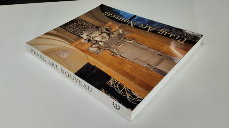 Tweedehands boek: Praag art nouveau van auteur Helena Koenigsmarková - In goede staat. Nederlandstalige softcover. Lichte gebruikssporen aan de kaft, binnenwerk netjes. Pagina's heel licht consistent verkleurd.