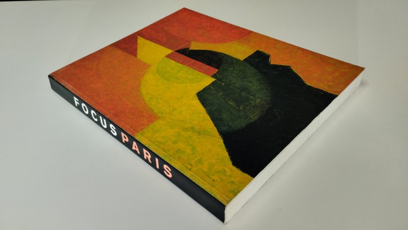 Tweedehands boek: Focus Paris van auteur Henk Klasema - Softcover met flappen, Ex-Libris stempel relief voorin, Lichte gebruikerssporen aan de kaft. Bibliotheek stempel op de inhoudsopgave plus geschreven. In goede staat.