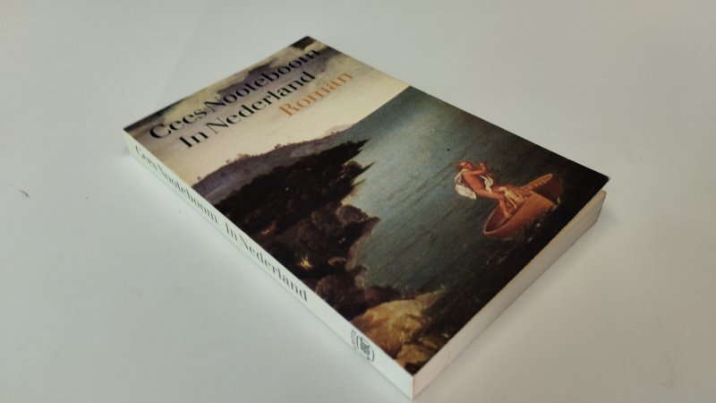 Tweedehands boek: In Nederland van auteur Cees Nooteboom - In goede staat. Nederlandstalige paperback. Lichte gebruikssporen aan kaft passend bij leeftijd, pagina’s schoon en netjes. Ex-Libris relief Stempel voorin.