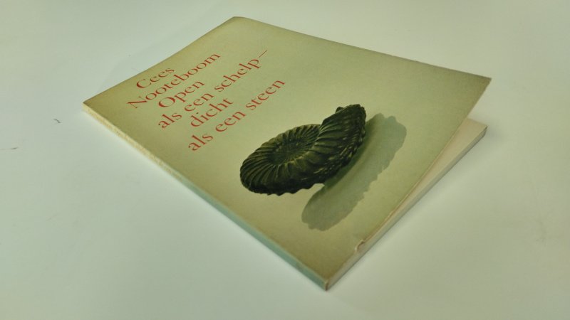 Tweedehands boek: Open als een schelp, dicht als een steen van auteur Cees Nooteboom - In goede staat. Nederlandstalige paperback. Lichte verkleuring en gebruikssporen aan kaft en pagina's passend bij leeftijd, pagina’s schoon en netjes. Naam voorin geschreven.