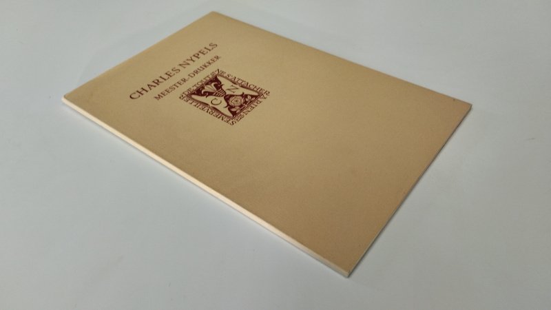Tweedehands boek: Charles Nypels meester-drukker van auteur Aldert Witte - In goede staat. Nederlandstalige geniete paperback met flappen. Lichte verkleuring en minimale gebruikssporen aan omslag passend bij leeftijd, pagina’s schoon en netjes. Ex-Libris relief stempel voorin.