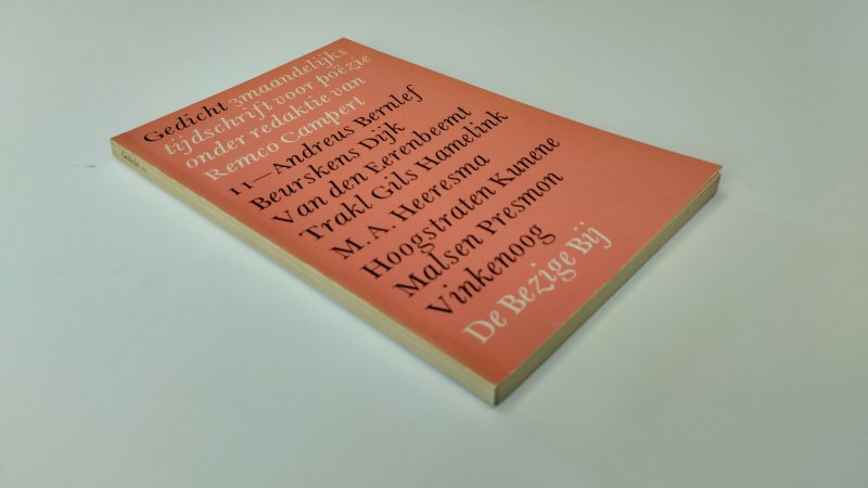 Tweedehands boek: Gedicht 11 van auteur Remco Campert - In goede staat. Nederlandstalige paperback. Verkleuring en gebruikssporen aan kaft en pagina's passend bij leeftijd, pagina’s schoon en netjes.