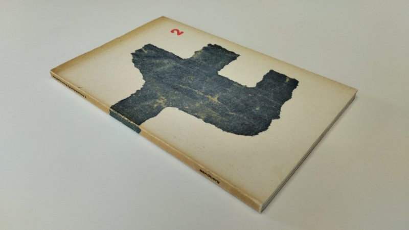 Tweedehands boek: Experimenta Typographica 2, van auteur Sandberg, Willem - In goede staat. Duitstalige softcover met flappen. Lichte gebruikssporen en verkleuring aan omslag passend bij leeftijd, pagina’s schoon en netjes.