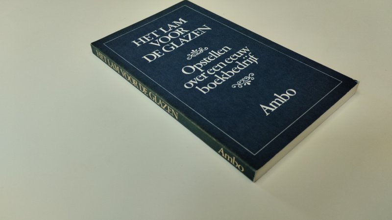 Tweedehands boek: Het Lam voor de glazen van auteur D. van der Stoep - In goede staat. Nederlandstalige paperback. Lichte gebruikssporen aan kaft, klein stootplekje aan hoekje van omslag, pagina’s schoon en netjes. Rug klein beetje verkleurd, ouderdomsvlekje binnenkant kaft en schutblad, Pagina's iets gelig, maar in prima staat.