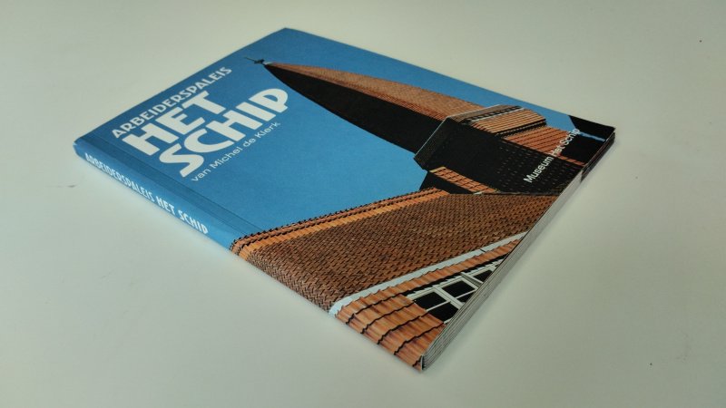 Tweedehands boek: Arbeiderspaleis Het Schip van auteur Michiel de Klerk - In goede staat. Nederlandstalige paperback. Lichte gebruikssporen aan kaft, pagina’s schoon en netjes. Rijk geïllustreerde uitgave.