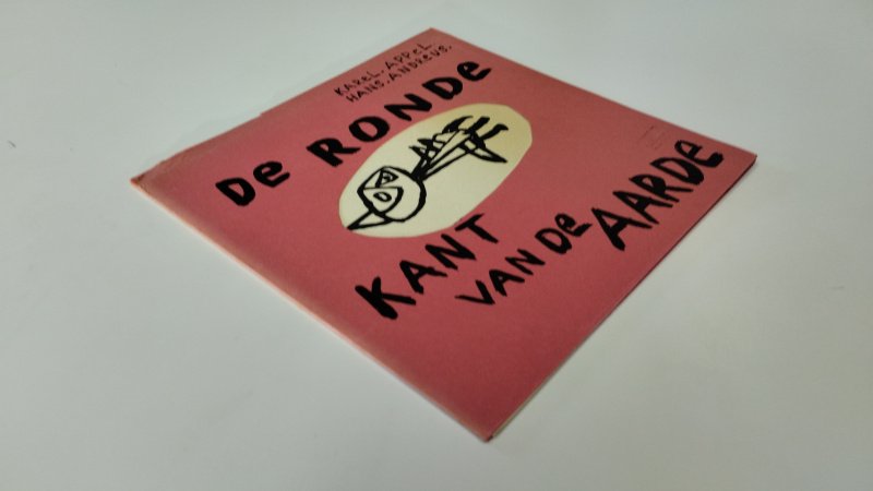 Tweedehands boek: De ronde kant van de aarde van auteur Hans Andreus, Karel Appel - In goede staat. Nederlandstalige paperback. Lichte slijtage aan kaft en rugranden, binnenwerk netjes en schoon. Kunstzinnige uitgave met illustraties. Kaft en pagina's licht verkleurd.