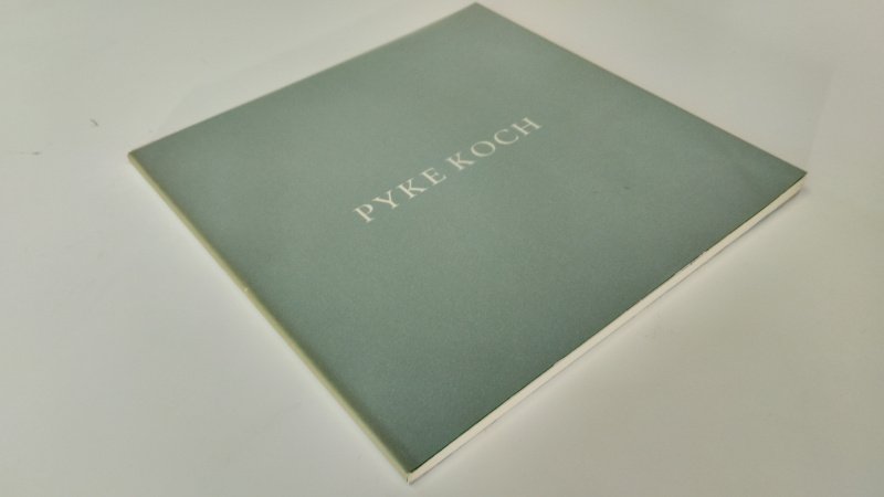 Tweedehands boek: Pyke Koch van auteur Broos, Kees - In goede staat. Nederlandstalige paperback. Lichte gebruikssporen en minimale verkleuring aan kaft, binnenwerk schoon en netjes. Kunstcatalogus met afbeeldingen in kleur en zwart-wit. Ex-Libris relief stempel voorin