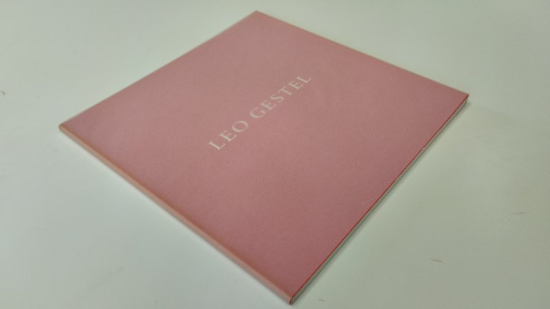 Tweedehands boek: Leo Gestel van auteur Diverse auteurs - In goede staat. Nederlandstalige paperback. Lichte gebruikssporen aan kaft, binnenwerk schoon en netjes. Kunstcatalogus met afbeeldingen van het werk van Leo Gestel.