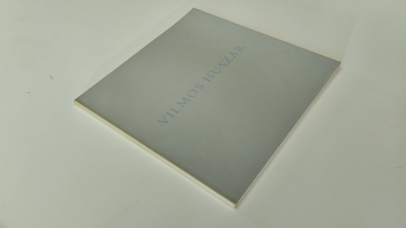 Tweedehands boek: Vilmos Huszar van auteur Diverse auteurs - In goede staat. Nederlandstalige paperback. Lichte gebruikssporen aan kaft, binnenwerk schoon en netjes. Kunstcatalogus met afbeeldingen van het werk van Vilmos Huszár. Ex-Libris relief stempel voorin