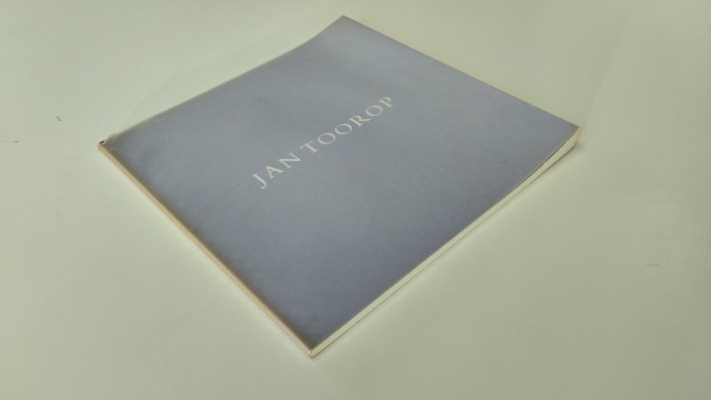 Tweedehands boek: Jan Toorop van auteur Ad de visser - In goede staat. Nederlandstalige paperback. Lichte gebruikssporen en minimale verkleuring aan kaft, binnenwerk schoon en netjes. Kunstcatalogus met afbeeldingen van het werk van Jan Toorop. Ex Libris relief stempel voorin.