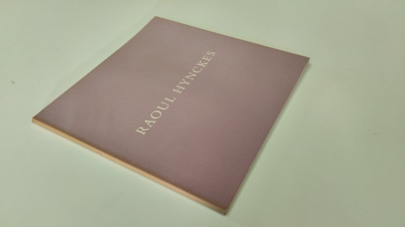 Tweedehands boek: Raoul Hynckes van auteur Broos, Kees - In goede staat. Nederlandstalige paperback. Lichte gebruikssporen en zeer lichte verkleuring aan kaft. Binnenwerk schoon en netjes. Kunstcatalogus over Raoul Hynckes. Ex libris relief stempel binnenkant kaft.