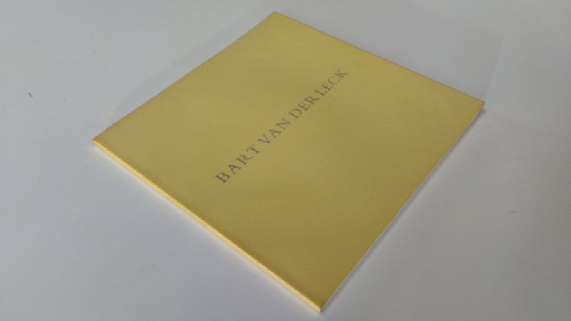 Tweedehands boek: Bart van der Leck van auteur Diverse auteurs - In goede staat. Nederlandstalige paperback. Lichte gebruikssporen aan kaft. Binnenwerk schoon en netjes. Kunstcatalogus over Bart van der Leck. Ex-Libris relief stempel titelpagina
