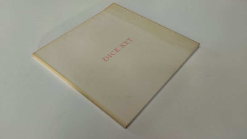Tweedehands boek: Dick Ket van auteur Diverse auteurs - In goede staat. Nederlandstalige paperback. Lichte verkleuring en minimale gebruikssporen aan kaft. Binnenwerk schoon en netjes. Kunstcatalogus over Dick Ket. Ex-Libris reliëf stempel titelpagina