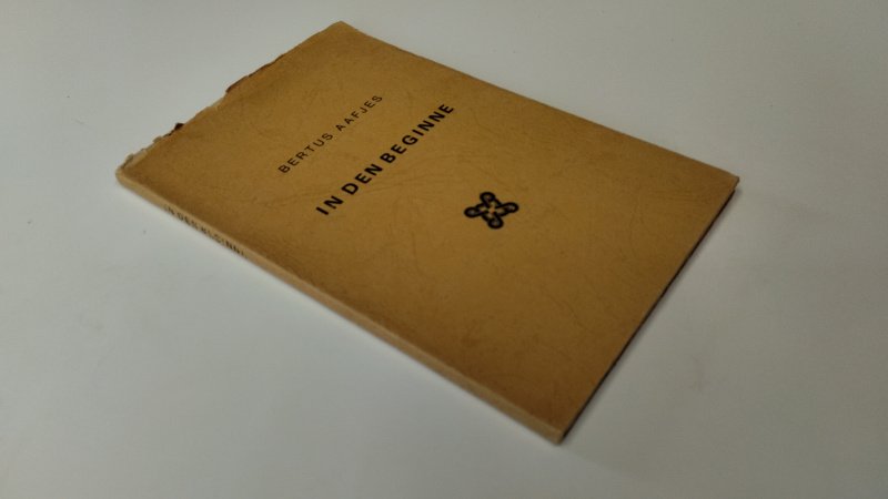 Tweedehands boek: In den beginne van auteur Bertus Aafjes - In redelijke tot goede staat. Geniete softcover. bovenkant kaft beschadigd en deels sleets. Kaft verkleurd door ouderdom. Pagina’s verder stevig en leesbaar. Nederlandstalige literaire uitgave. Naam voorin geschreven/