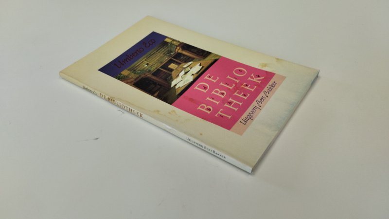 Tweedehands boek: De bibliotheek van auteur Umberto Eco, Martine Vosmaer - In redelijke staat. Nederlandstalige softcover. Kaft licht verkleurd en met enkele vlekjes/verkleuringen. Pagina’s schoon en stevig. Ex Libris relief stempel voorin.