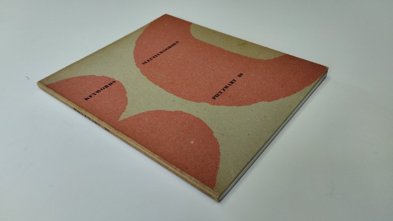 Tweedehands boek: Piet Zwart 80 van auteur Piet Zwart, Jurriaan Schrofer - In goede staat. Nederlandstalige softcover. Kaft licht verkleurd en met geringe gebruikssporen langs de randen. Binnenwerk netjes en stevig. Ex Libris plakaat op schutblad