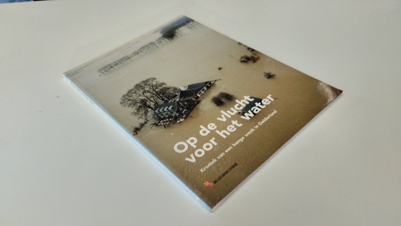 Tweedehands boek: Op de vlucht voor het water van auteur John van Oppen, Paul Baeten, Pieter de Leeuw - In goede staat. Nederlandstalige softcover. Kaft met lichte gebruikssporen. Binnenwerk netjes en stevig. Ex Libris relief stempel voorin