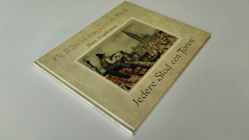 Tweedehands boek: Iedere stad een toren van auteur Anton Pieck - In goede staat. Hardcover. Nederlandstalig boek. Lichte gebruikssporen aan de kaft en een klein stootplekje aan de onderzijde van de rug.  Pagina's licht verkleurd, maar netjes en onbeschreven