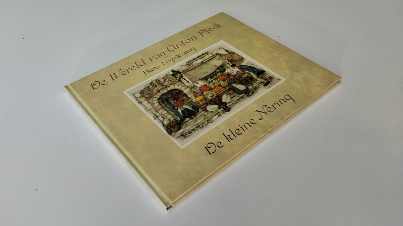 Tweedehands boek: De kleine Nering van auteur Anton Franciscus Pieck, Hans Vogelesang - In goede staat. Hardcover. Nederlandstalig boek. Lichte gebruikssporen aan de kaft en een klein stootplekje aan de onderzijde van de rug.  Pagina's licht verkleurd, maar netjes en onbeschreven.