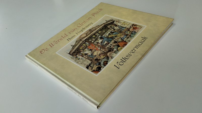 Tweedehands boek: Volksvermaak van auteur Anton Pieck - In goede staat. Hardcover. Nederlandstalig boek. Lichte gebruikssporen aan de kaft en een klein stootplekje aan de onderzijde van de rug.  Pagina's licht verkleurd, maar netjes en onbeschreven.