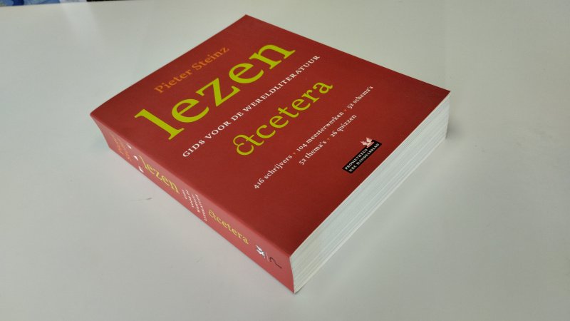 Tweedehands boek: Lezen etcetera van auteur Pieter Steinz - In goede staat. Hardcover. Nederlandstalig boek. Lichte gebruikssporen aan de kaft en een klein stootplekje onderaan de rug. Pagina’s netjes en schoon.