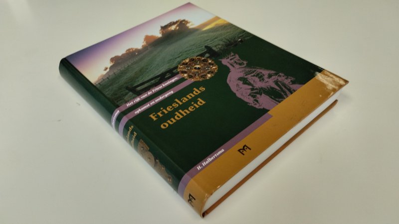 Tweedehands boek: Frieslands oudheid van auteur Herrius Halbertsma - In goede staat. Nederlandstalige hardcover. Lichte gebruikssporen aan de kaft. Pagina’s netjes en schoon. Ex-Libris voorin, Rug licht schevig.