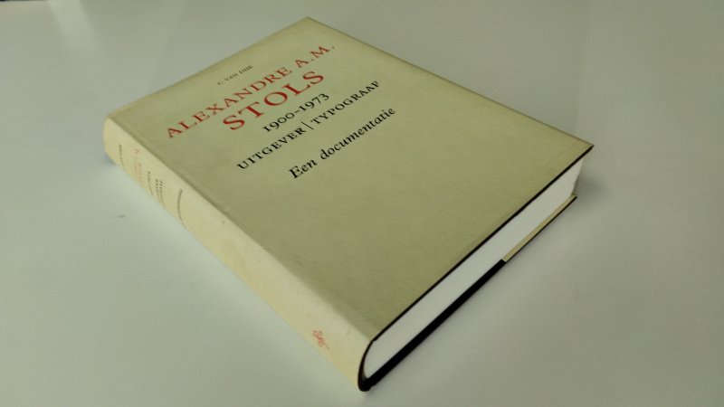 Tweedehands boek: Alexandre A. M. Stols 1900 - 1973, uitgever, typograaf van auteur C. van Dijk - In redelijke staat. Nederlandstalige hardcover met stofomslag. Rug scheefgelezen. Stofomslag met lichte gebruikssporen en verkleuring. Ex libris reliëfstempel voorin aanwezig. Pagina’s verder netjes en schoon.